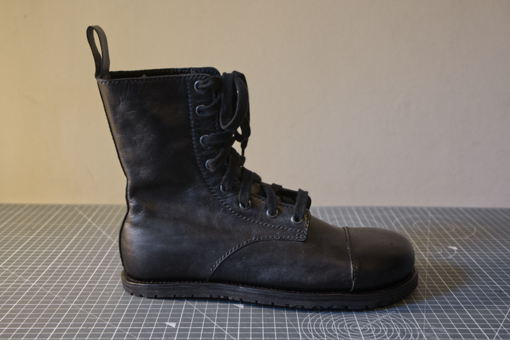 Side view. Zero-drop heel and minimal toe spring, but with a stack height of about 11mm (5mm outsole, 3mm midsole, 3mm insole), so more cushioned than many true barefoot shoes out there.